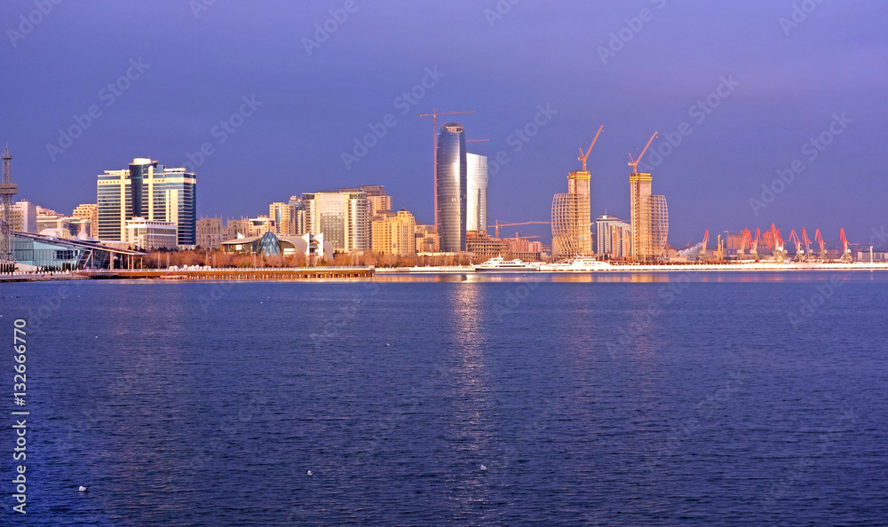 Naklejka premium Panorama miasta Baku. Zachód słońca nad Baku, Azerbejdżan