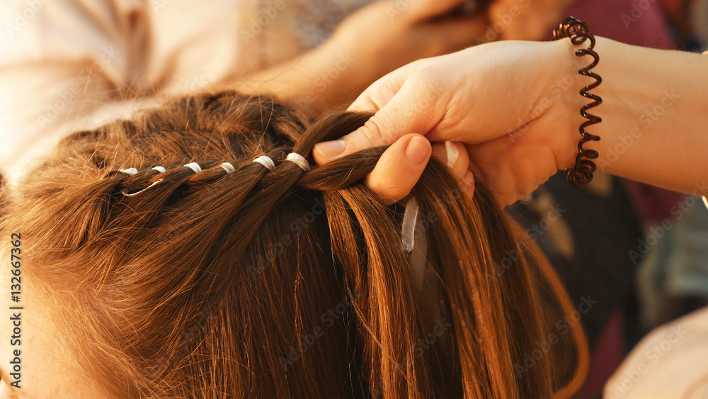 Fototapeta premium Modelka coraz włosy ubrane