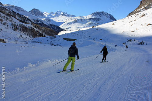 Ski de randonnée sur la route du col de l'Iseran en Savoie, France