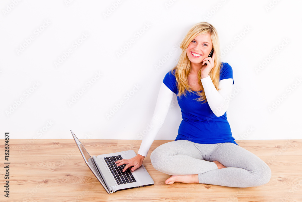 Fototapeta premium blonde junge frau am pc