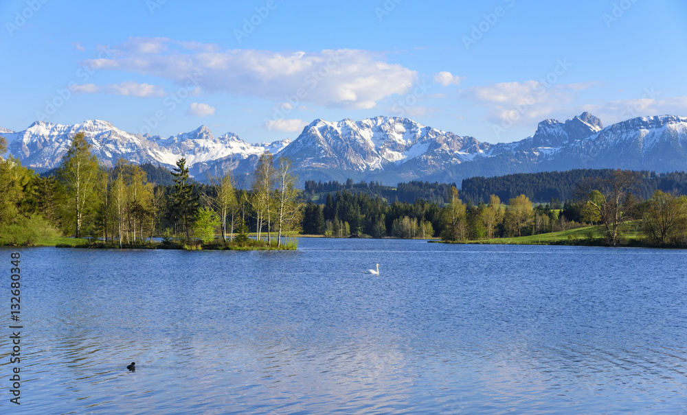 idyllischer See am bayrischen Alpenrand