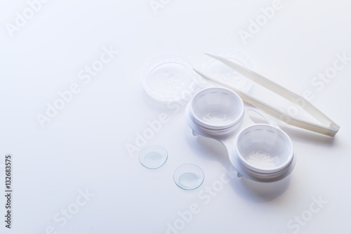 Obraz na płótnie Contact lenses set on white w salonie