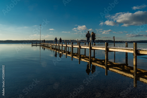 P  rchen auf Holzsteg am Starnberger See im Winter