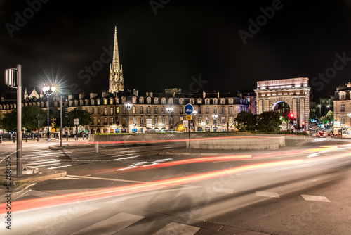 Bordeaux flèche saint michel et porte de bourgogne de nuit