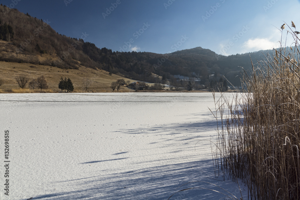 Obraz premium Lac de la Thuile - Massif des Bauges - Savoie.