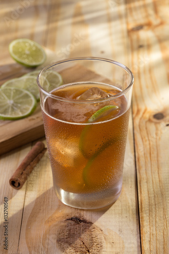 Copo refrescante de chá gelado mate com limão e canela