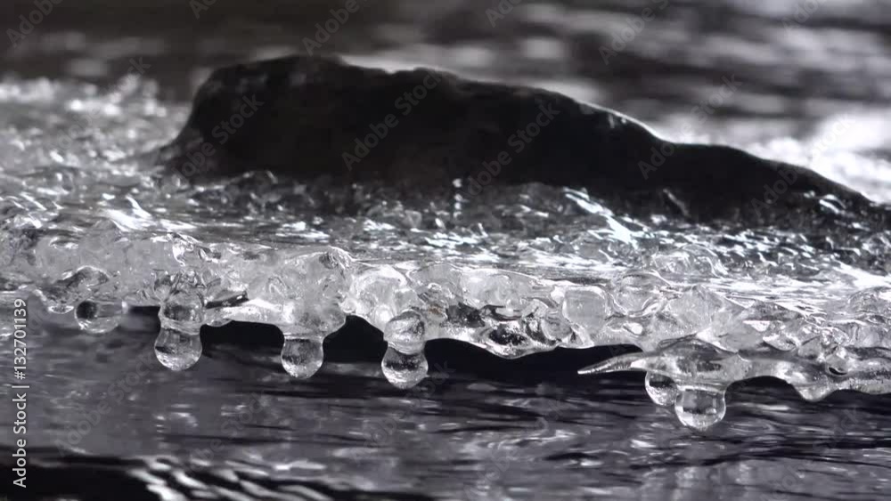Eisgebilde, Eisglocken, Winter am Bach, 4K