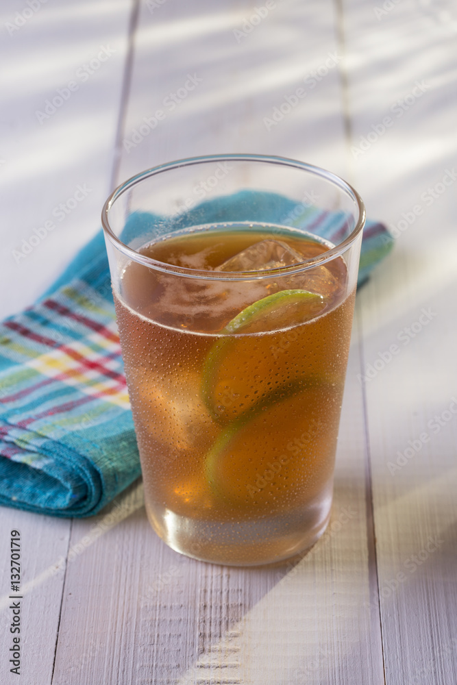 Copo refrescante de chá gelado mate com limão Copo refrescante de chá gelado mate com limão