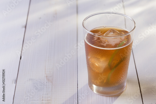 Copo refrescante de chá gelado mate com limão 