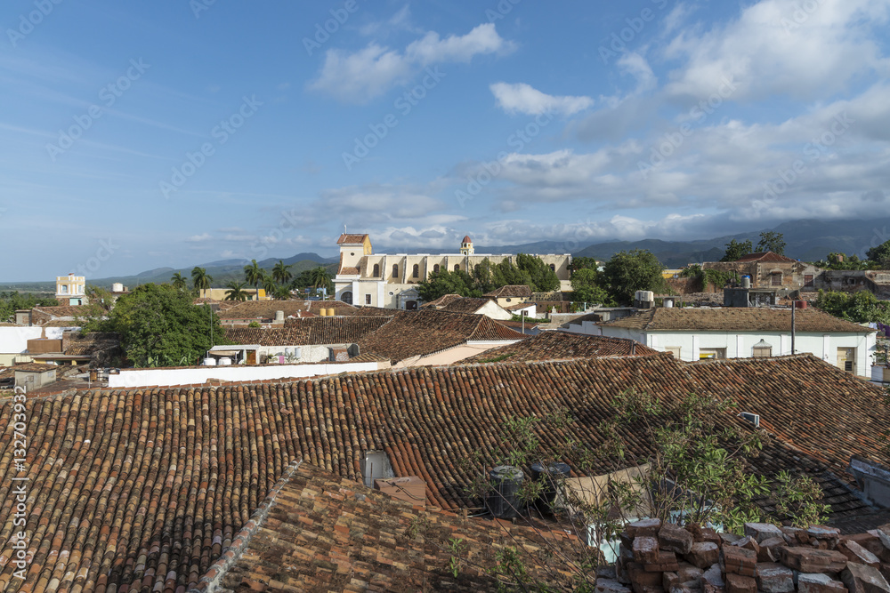 Kuba, Trinidad ; Über den Dächern der Altstadt. Mit den Wahrzeichen . Die Dreifaltigkeitskirche und der Turm vom Convento de San Francisco de Asis.
