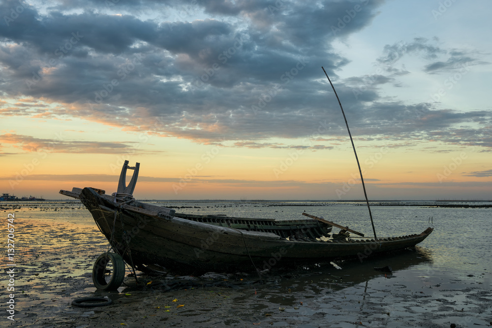 Fototapeta premium old shipwreck on beach.
