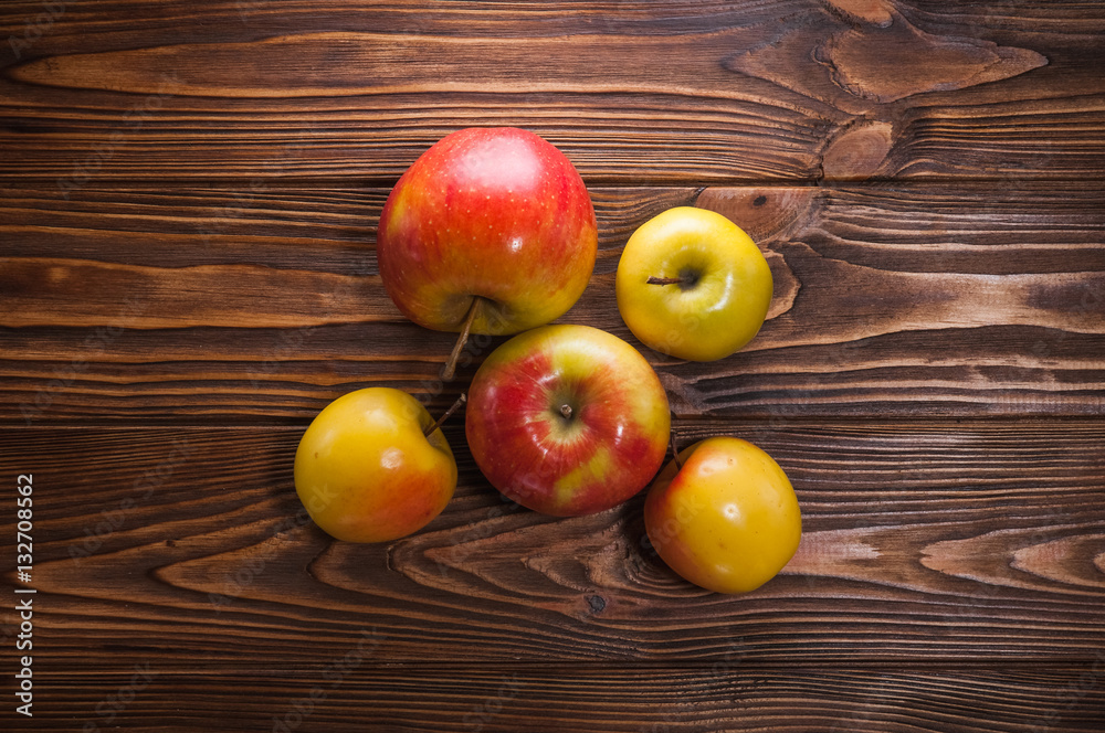Apples on the table, яблоки на столе Apples on the table, яблоки на столе