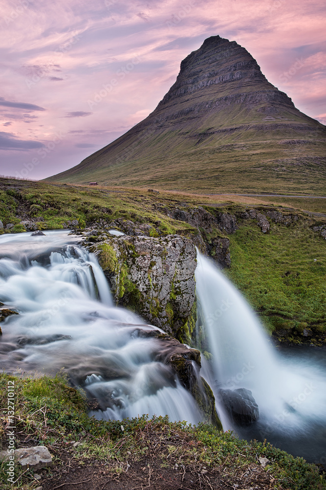 Kirkjufell - Berg und Wasserfall | Island 