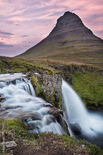 Kirkjufell - Berg und Wasserfall | Island 