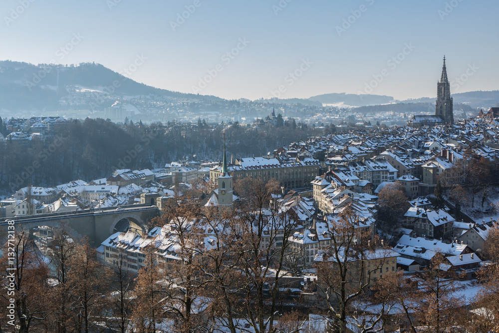 Blick auf die verschneite Altstadt von Bern