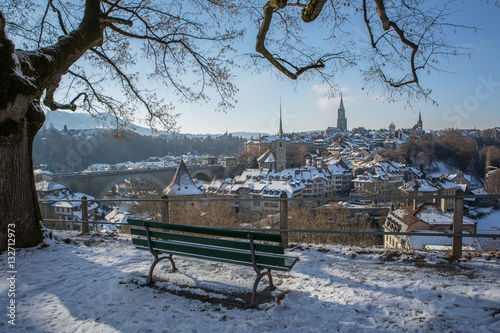 Blick auf die verschneite Altstadt von Bern