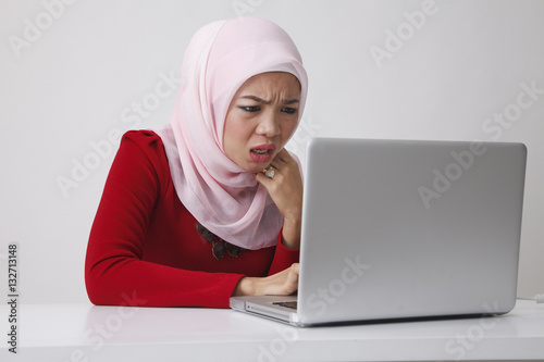 woman doubt with computer