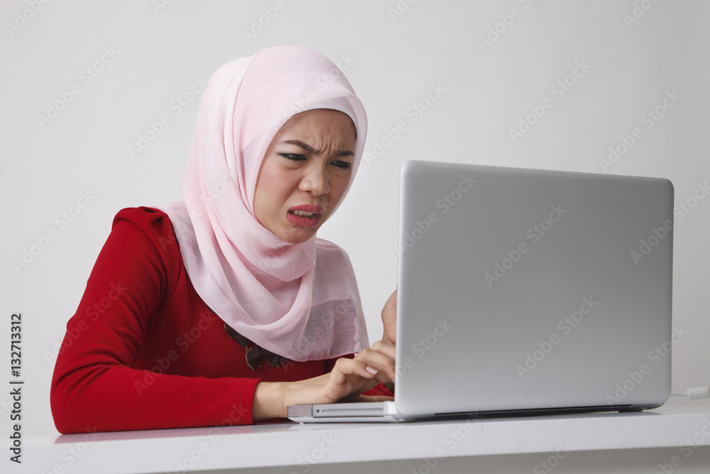 woman doubt with computer woman doubt with computer