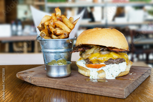 Foto Beef cheese burger chaddar cheese tartar sauce