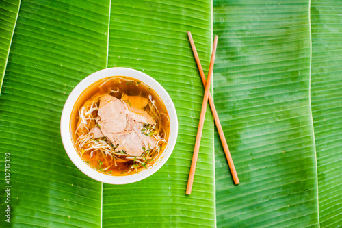 Foto A bowl of Traditional Vietnamese beef soup Pho Bo on banana leaf background