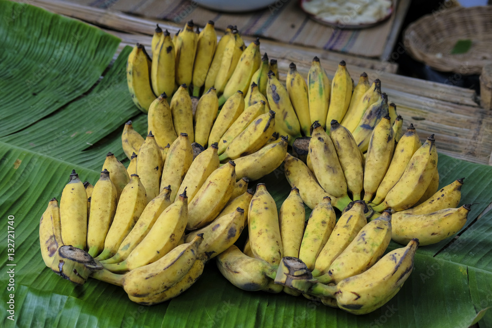 raw cultivated banana and ripe cultivated banana for sale in market