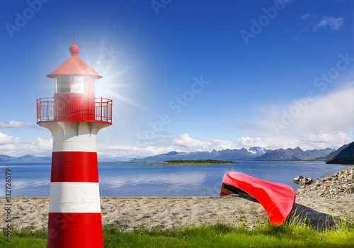 Leuchtturm mit Kanu