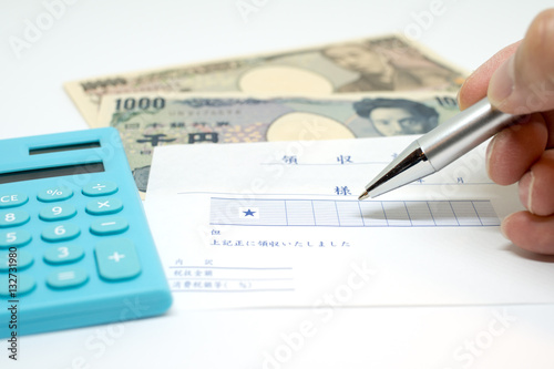 経費イメージ（領収書と電卓とお金、ボールペン） photo