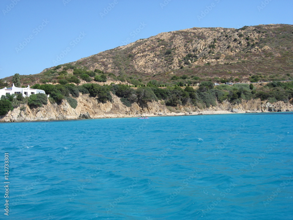 вид с моря на побережье острова Сардиния 
