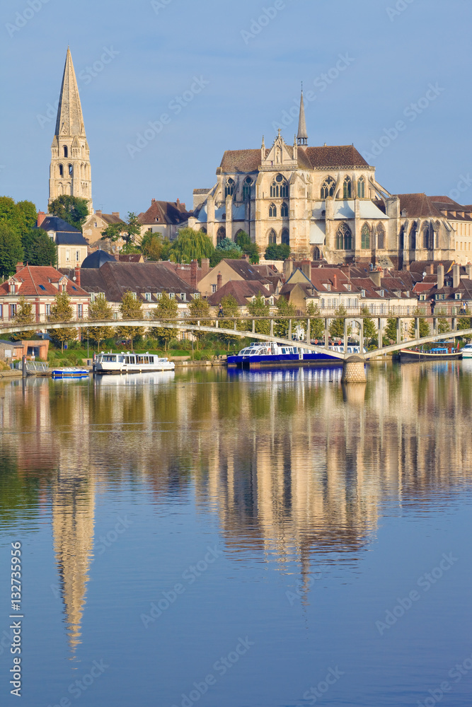 Auxerre, péniches sur l'Yonne, abbaye Saint-germain, Bourgogne-Franche-Comté