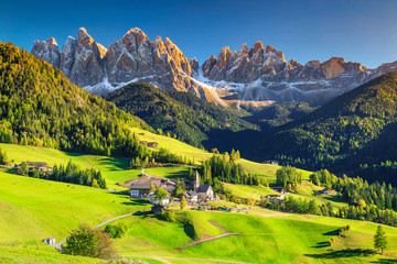 Keuken achterwand Bergen Santa Maddalena dorp in de Dolomieten lente  © janoka82