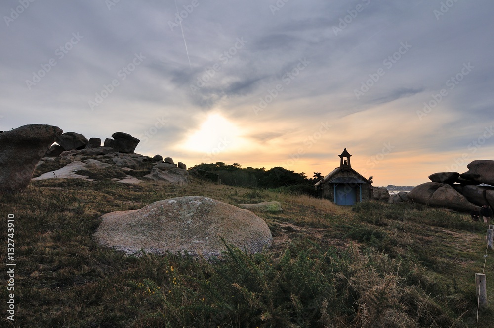 Coucher de soleil derrière la chapelle de la côte de granit rose près du phare de Ploumanach en Bretagne Coucher de soleil derrière la chapelle de la côte de granit rose près du phare de Ploumanach en Bretagne