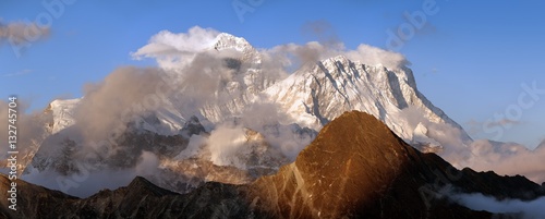 Fototapeta Naklejka Na Ścianę i Meble -  Evening panoramic view of mount Everest and Lhotse