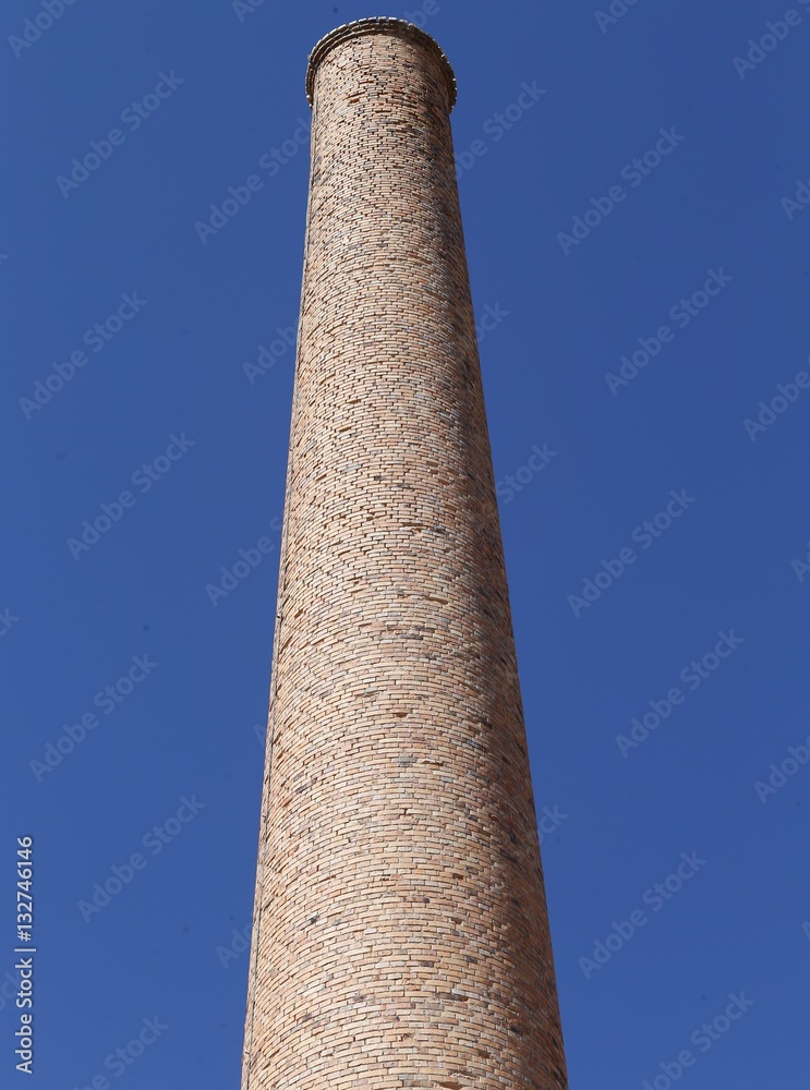 CHIMENEA DE LADRILLOS DE LA REAL FÁBRICA DE CRISTALES DE SAN ILDEFONSO,SEGOVIA