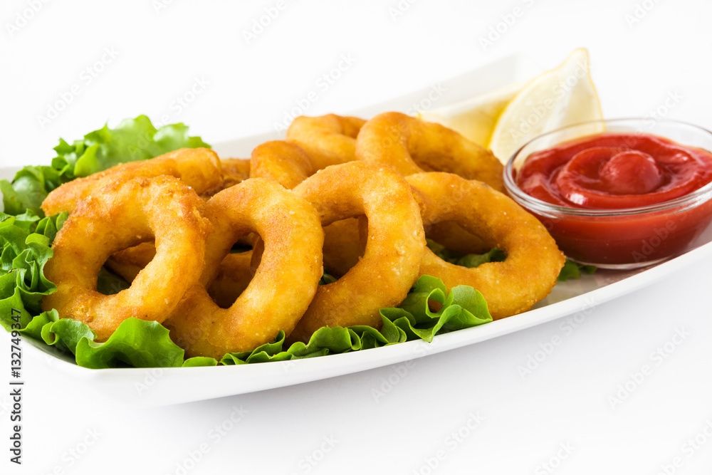 Fried calamari rings with lettuce and ketchup on wooden background
Fried calamari rings with lettuce and ketchup on wooden background