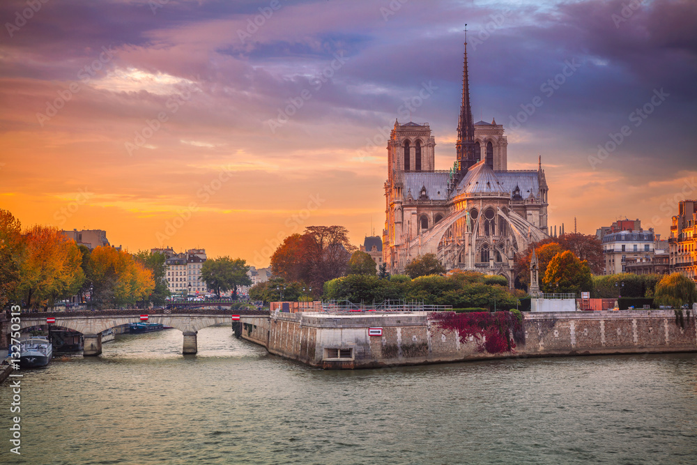 Naklejka premium Paryż. Obraz gród Paryża, Francja z katedrą Notre Dame podczas zachodu słońca.