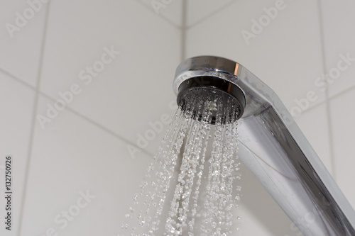 Fliessend Wasser im Badezimmer zum Duschen