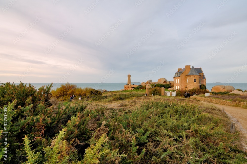 Jolie vue sur le phare de Ploumanach en Bretagne