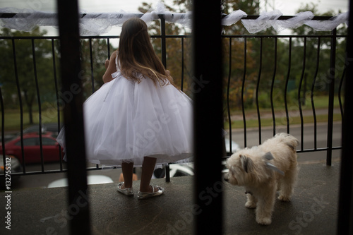 Obraz na płótnie flower girl and a dog w salonie
