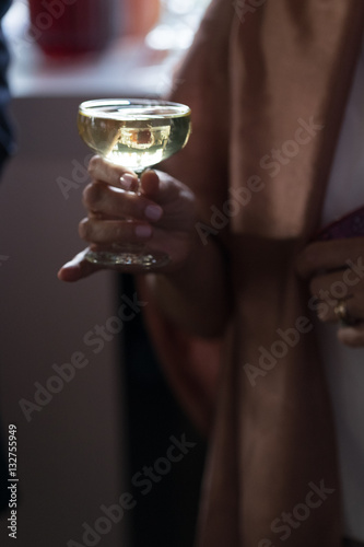 Obraz na płótnie holding a drink w salonie