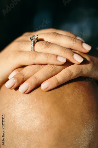 Obraz na płótnie wedding ring on bold head w salonie