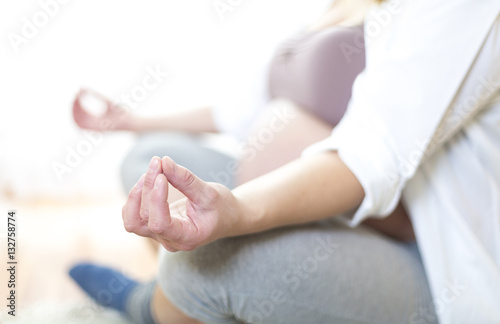 Schwangere Frau sitzend praktiziert Yoga