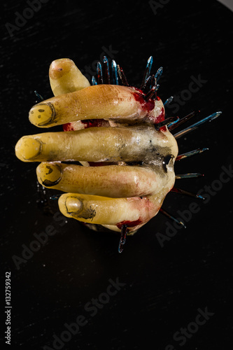 Obraz na płótnie wax hand sculpture with nails and blood w salonie