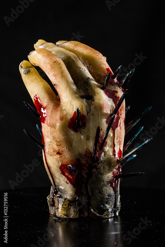 Obraz na płótnie wax hand sculpture with nails and blood w salonie