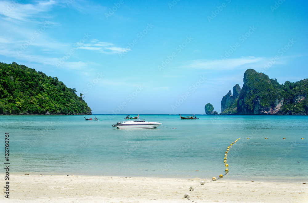 Obraz premium Breathtaking view on the bay with the boat in the middle. Phi phi island, Thailand