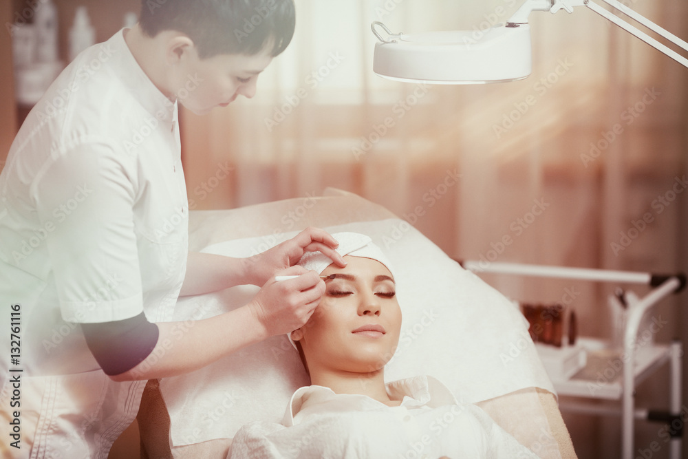 Permanent make-up wizard makes eyebrow correction procedure Permanent make-up wizard makes eyebrow correction procedure