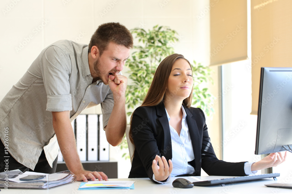 Obraz premium Angry businessman and relaxed businesswoman