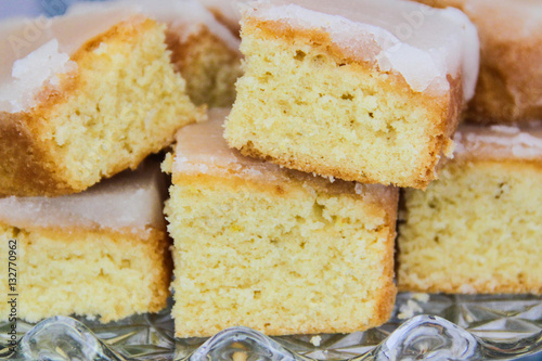 Fotografie Freshly baked lemon drizzle cake
