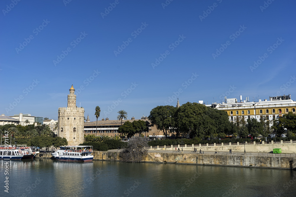 Sevilla, torre del Oro junto al Guadalquivir
