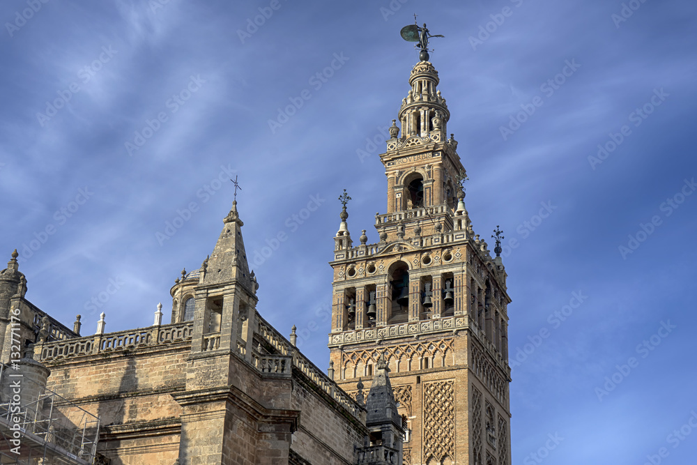 cuerpo superior de la hermosa torre islámica llamada la Giralda, Sevilla