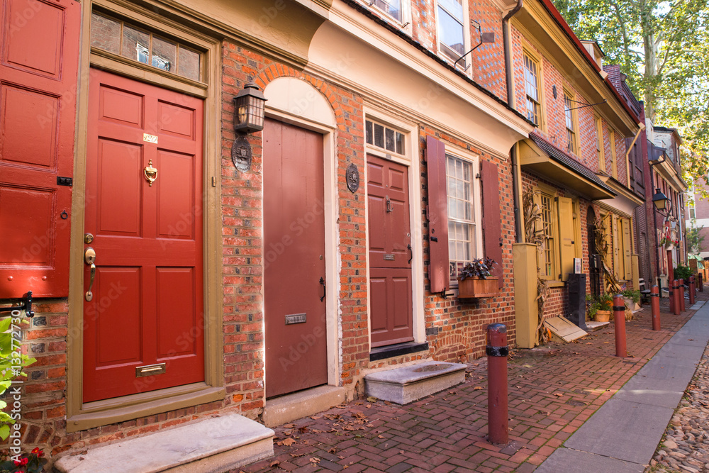 View of homes along historic Elfreth's Alley in Philadelphia, PA.  - obrazy, fototapety, plakaty 